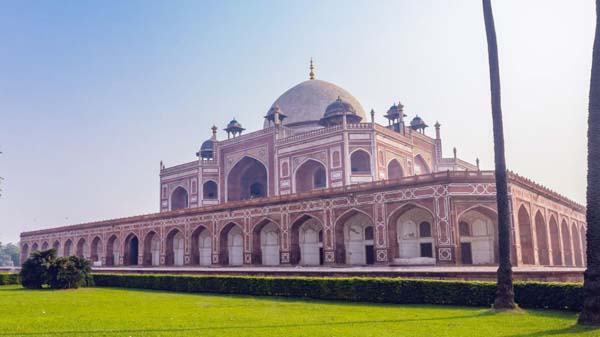 This tomb, built in 1570, is of particular cultural significance as it was the first garden-tomb on the Indian subcontinent.